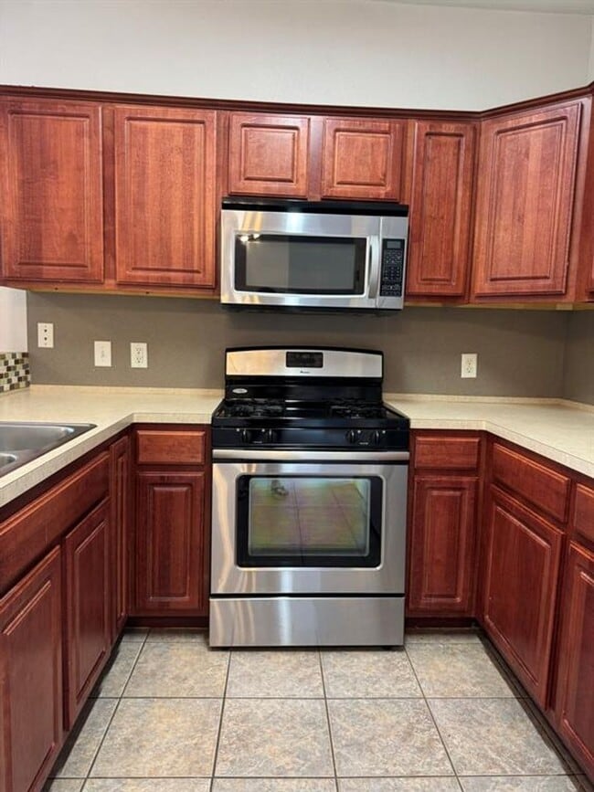 Building Photo - Townhome available off East MLK