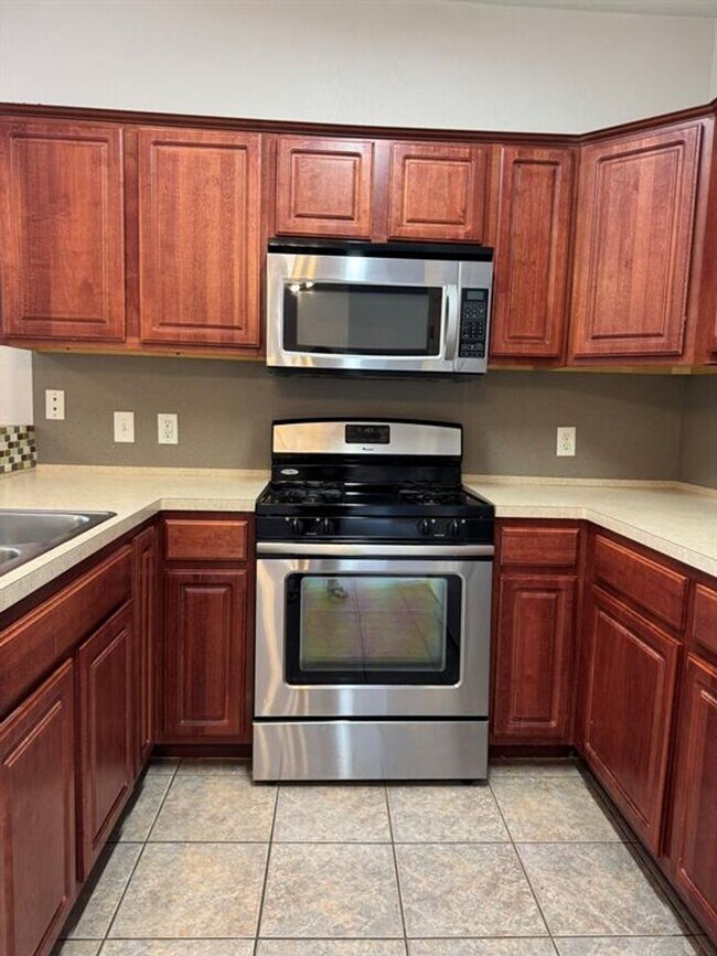 Foto del edificio - Townhome available off East MLK