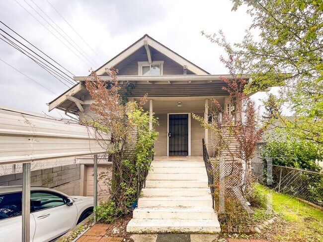 Building Photo - Very Large 3 Story Home Next to Community ...