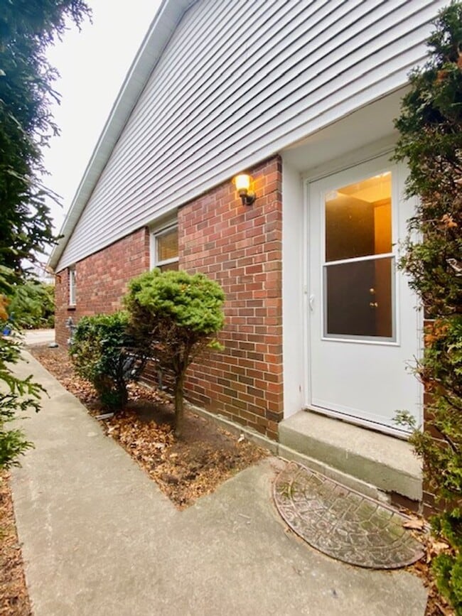 Building Photo - 3037 Humboldt Rd