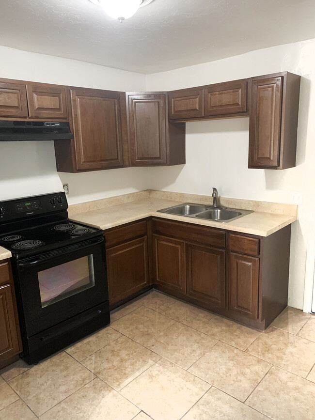 Kitchen - 2814 N Palo Verde Ave