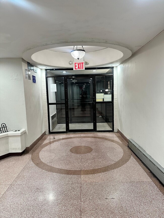 Building Photo - 2534 Crescent St