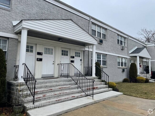Building Photo - 581 Patten Ave