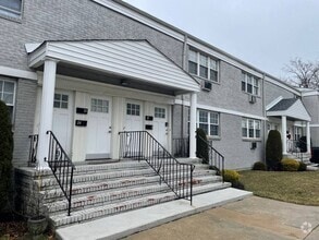 Building Photo - 581 Patten Ave