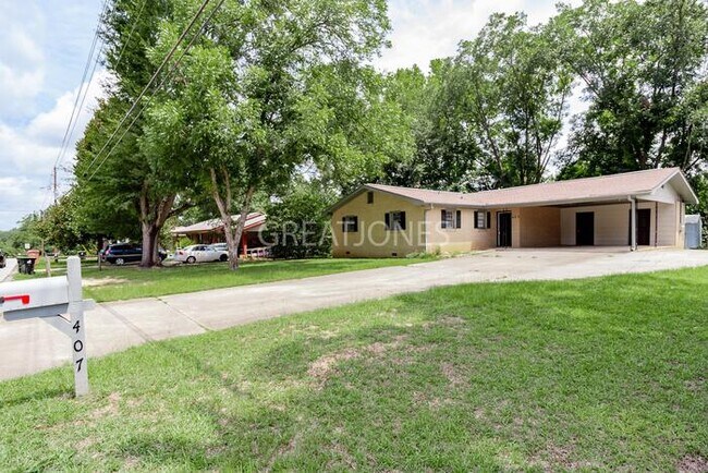Building Photo - HOLIDAY SPECIAL! SIGN A LEASE BY NOVEMBER ...