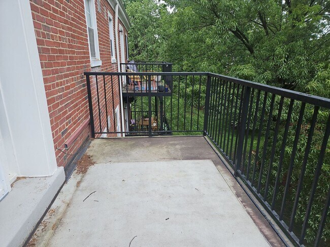 Foto del edificio - Charming 1 Bed 1 Bth Condo With Balcony In...