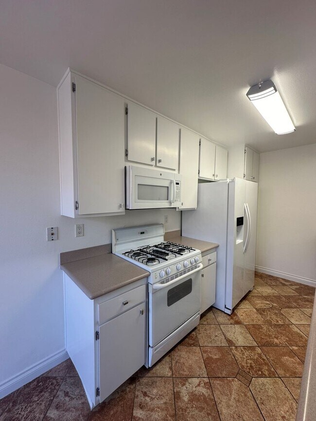 Building Photo - 3 Bedroom Townhome in the Desirable city o...