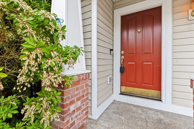 Building Photo - Spacious Everett Home with New Paint and Carpet