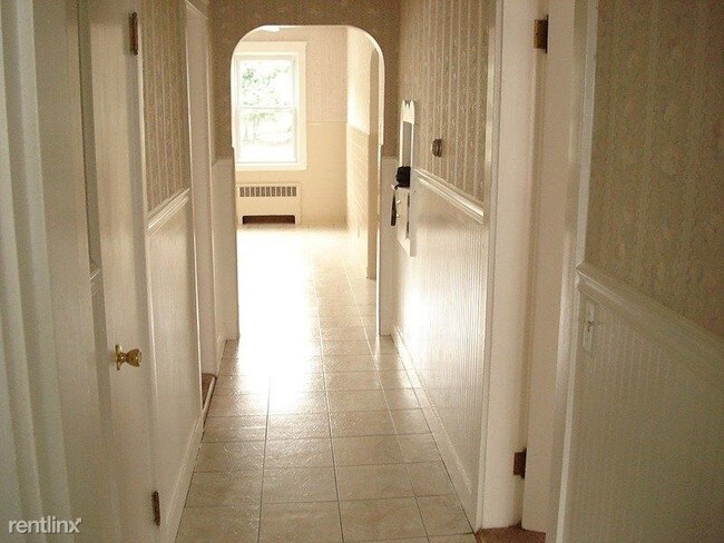 Building Photo - 3 br, 1 bath Apartment - 197 Greenwich Avenue