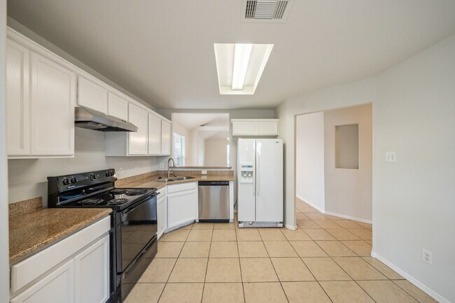 Foto del edificio - 305 Golden Oak Dr
