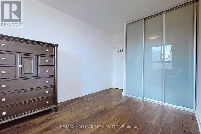 Building Photo - 350-350 Seneca Hill Dr