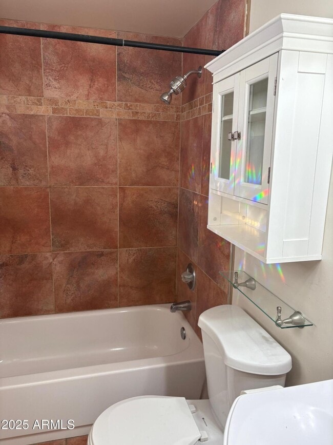 Foto del edificio - 6804 E 2nd St