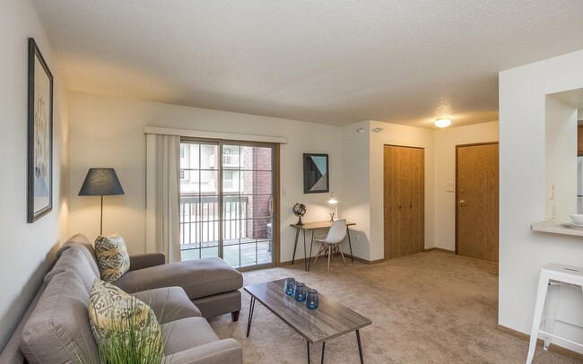 Building Photo - Large Two Bedroom Walking Distance to UIHC...