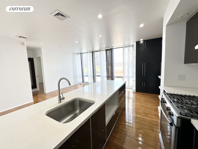Foto del edificio - 240 N Henry St
