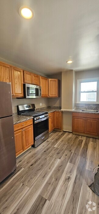 Building Photo - 426 Darrow Ave