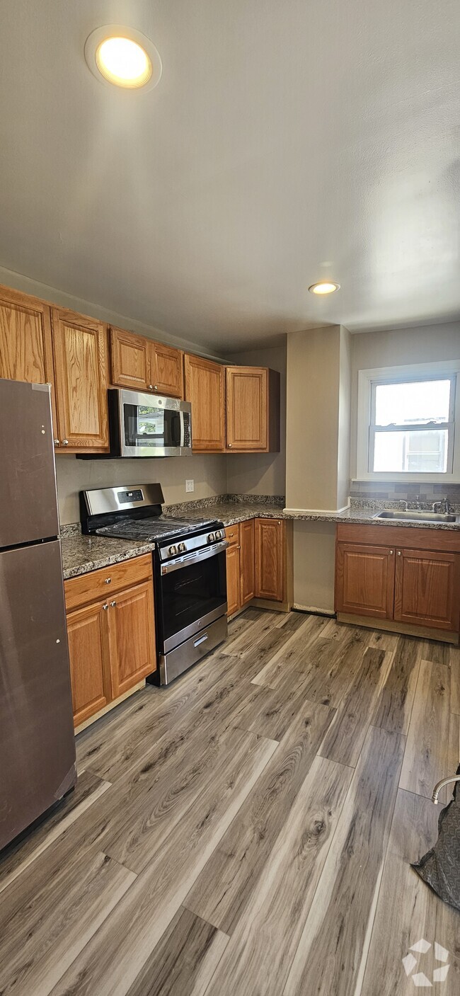 Building Photo - 426 Darrow Ave