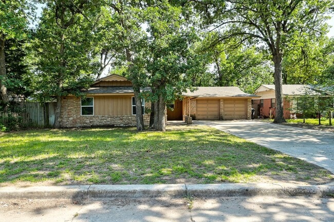 Charming 3-Bed, 1.5-Bath Home with 2-Car Garage Near NW 23rd & MacArthur - Charming 3-Bed, 1.5-Bath Home with 2-Car Garage Near NW 23rd & MacArthur
