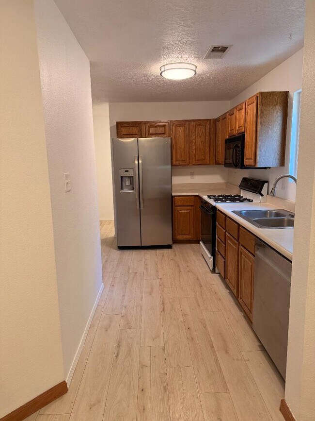 Foto del edificio - 8624 Alta Loma Ln NE