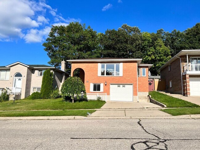 Building Photo - 8 Stonyburn Cres