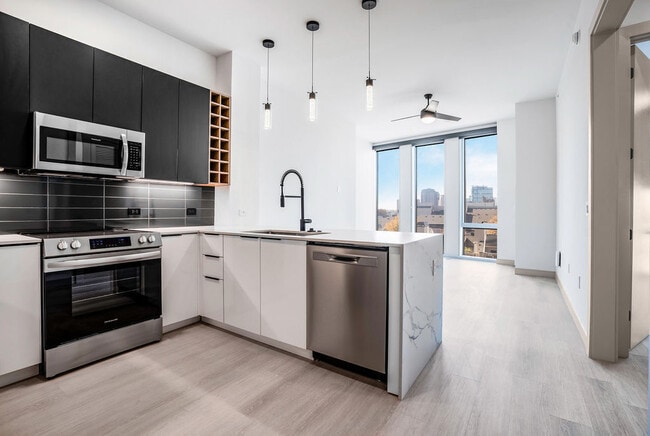 Building Photo - Vivian