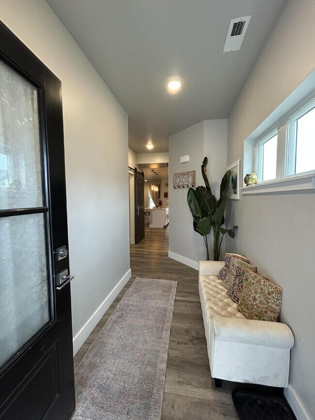 Foto del edificio - Beautiful Fully Furnished 3 Bed, 2.5 Bath Townhouse on Corner Lot