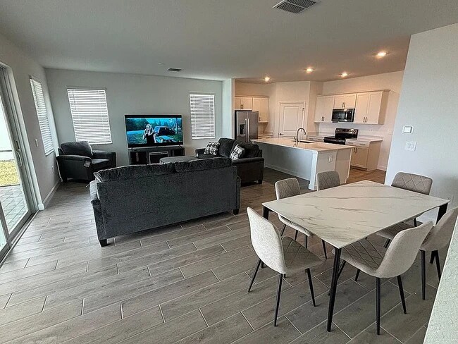 Foto del edificio - 8256 Shore Lake Dr