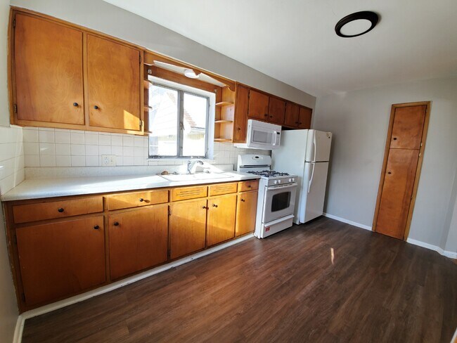 Building Photo - Three bedroom two bathroom home for rent