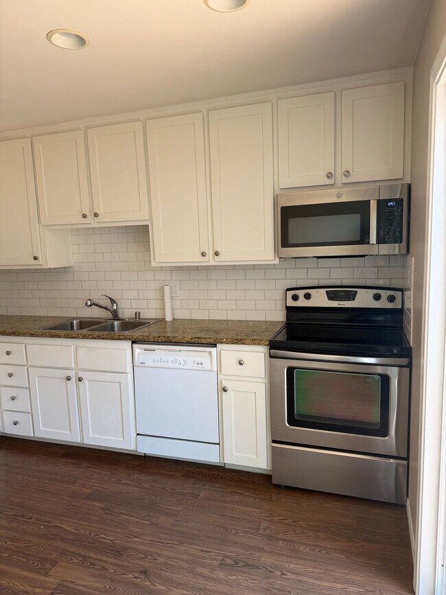 Foto del edificio - Highly Desirable Park Point Loma Townhome!