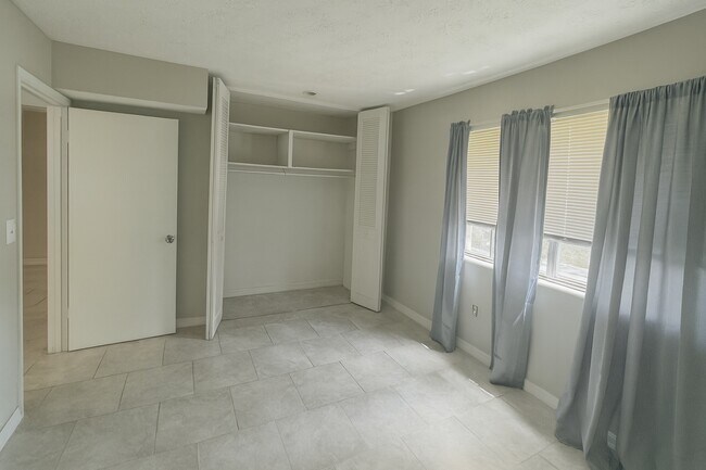Foto del edificio - 5407 Hansel Ave