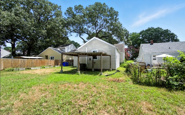 Building Photo - 2605 Bapaume Ave