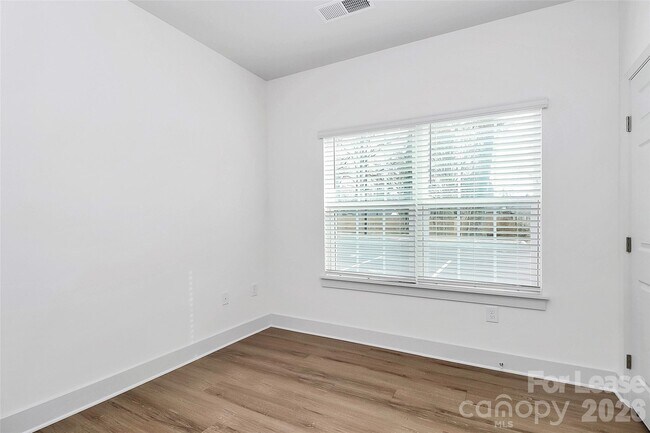 Foto del edificio - 3515 Markland Dr