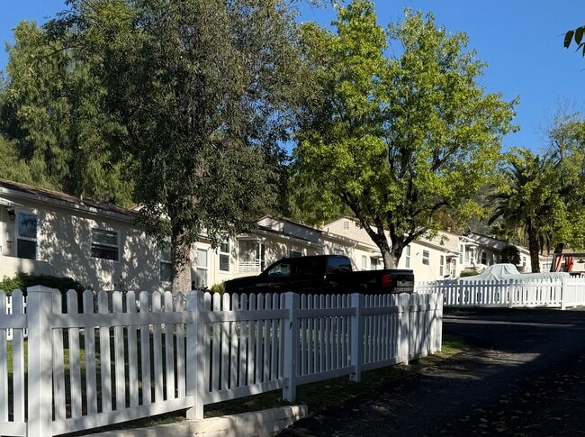 Building Photo - 10530 Hillhaven Ave