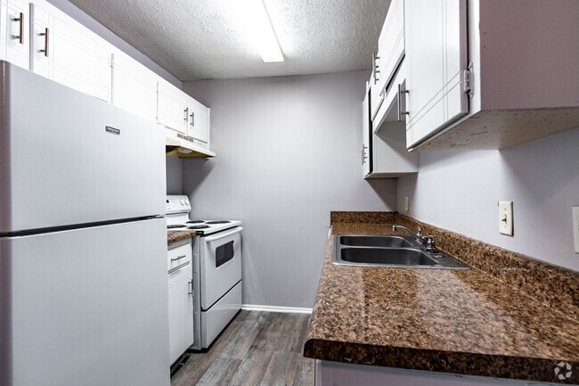 1BR, 1BA - 577SF - Kitchen - River Retreat Apartments