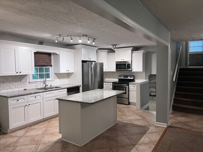 Building Photo - Spacious 4-Bedroom, 3-Bath Home with Moder...