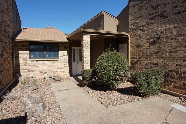 Foto del edificio - 2808 Happy Hollow Dr