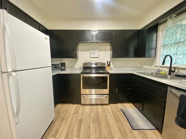 Foto del edificio - Newly remodeled 3 bed 2 bath now available (furniture incl.)