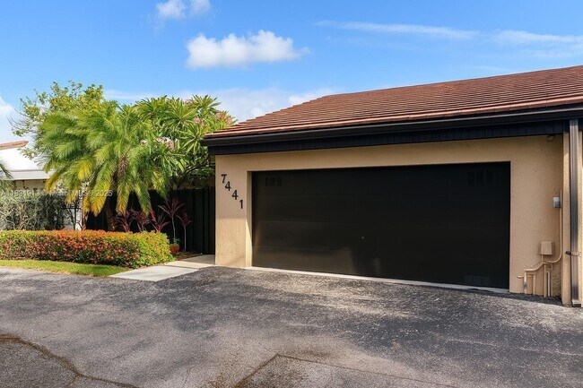 Foto del edificio - 7441 Bay Hill Dr