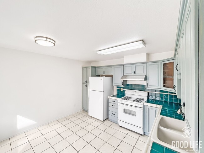 Foto del edificio - Stunning 3BD/2.5BA W/ Reserved Parking and Community Pool in Tierrasanta!