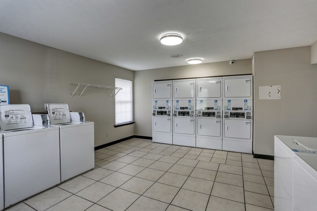 Laundry Facitlity - Laurel Wood Apartments