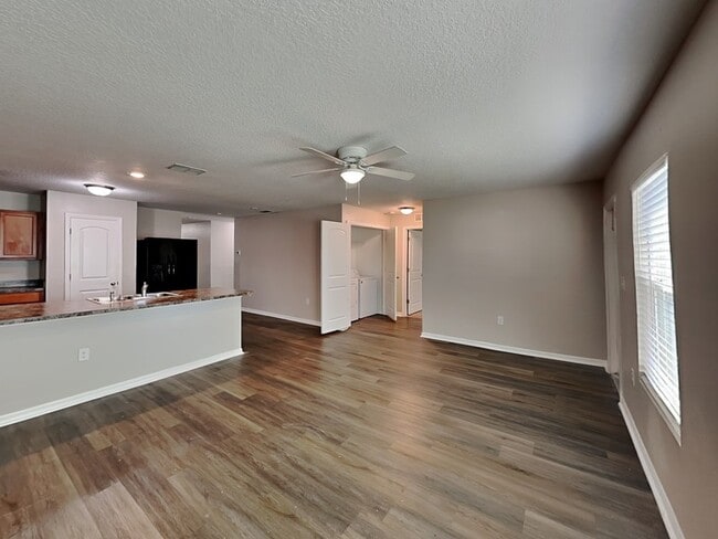 Foto del edificio - 275 Elm Ct