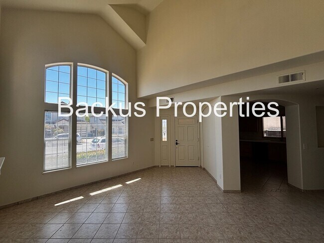 Foto del edificio - Wonderful two bedroom home close to Constitution shopping center