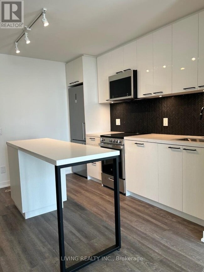 Photo du bâtiment - 1808-1808 St Clair Ave W