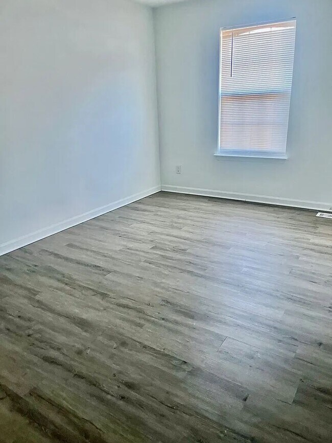 Building Photo - 3 Bedroom 1.5 Bath Townhouse