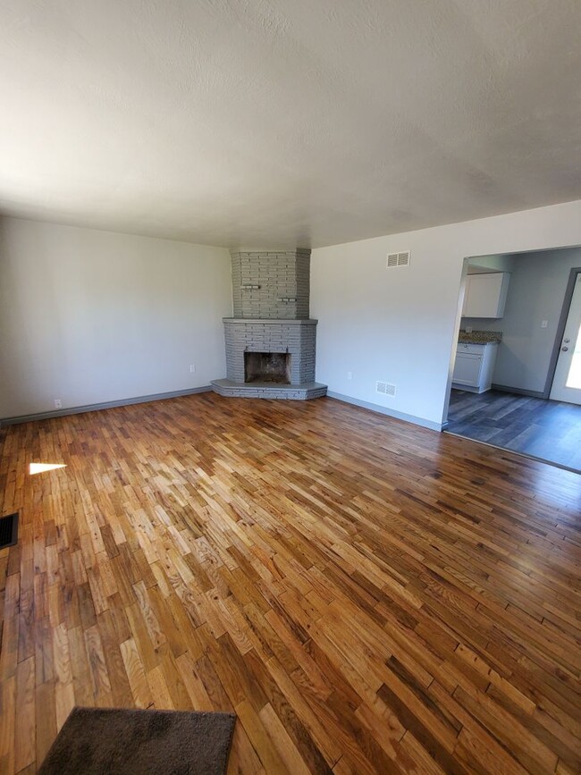Building Photo - 2 Bedroom home with RV parking and large y...