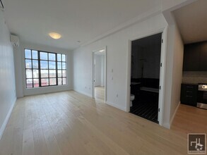 Building Photo - Luxurious 1 bedroom/1 Bathroom duplex apt ...