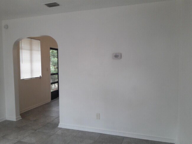 Building Photo - 1032 Saint Clair St