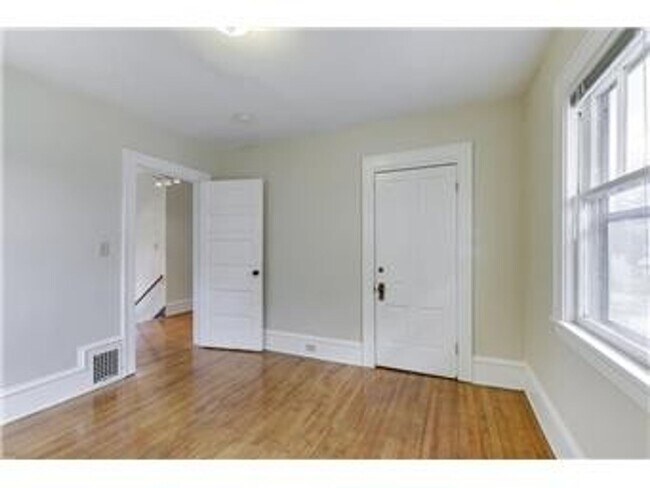 Foto del edificio - Close to Campus Remodeled 6 bedroom In Com...