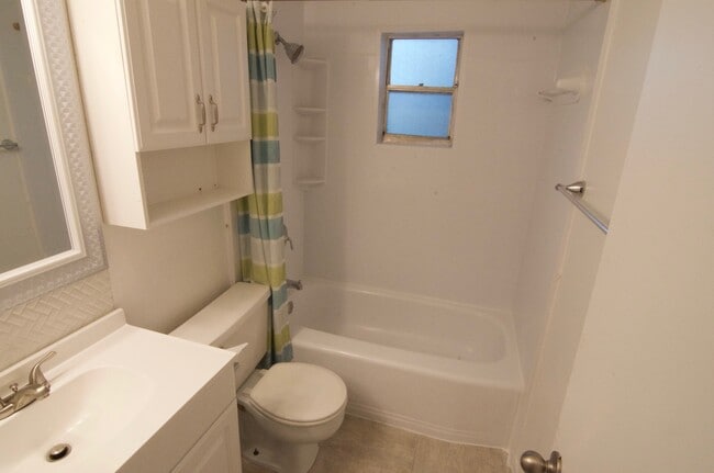 Building Photo - 3624 W Anderson Ave