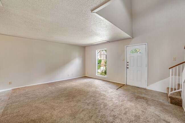 Foto del edificio - Charming 2-bedroom, 1.5 bath townhome in t...