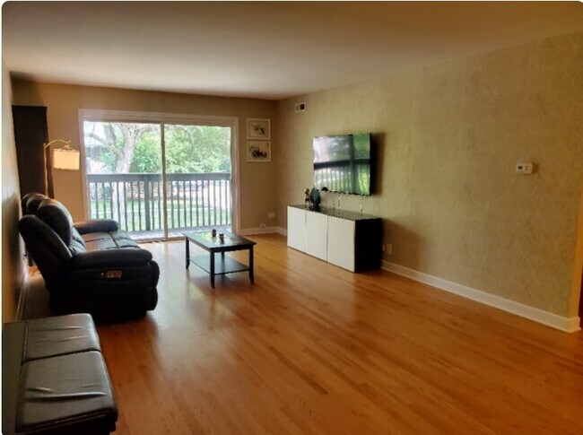 Foto del edificio - 10S771 Clarendon Hills Rd